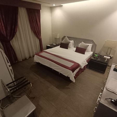 Sixty Three Hotel Suites Riaad Buitenkant foto